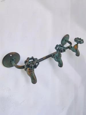 Vintage Industrial Water Spigot Wall Hook - 3-Knob Cast Iron Towel & Coat Rack for Bathroom and Entryway